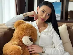 Маги Бадер бременна с второ, умело прикрива корема си