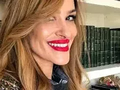 Теди Велинова на 45: Отпразнува го с торта в лицето