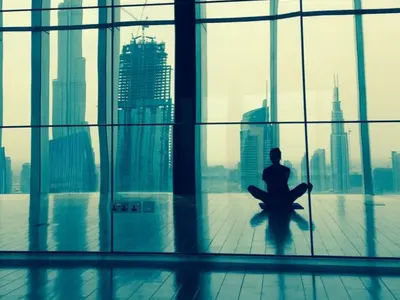 Зара живее на покрива на света