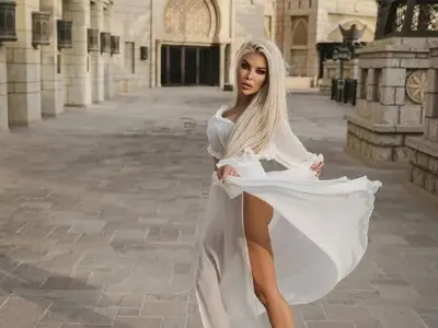 Андреа показва бедра в Дубай