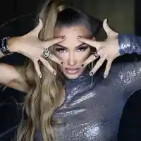 Ариа кара непознати студенти да се целуват