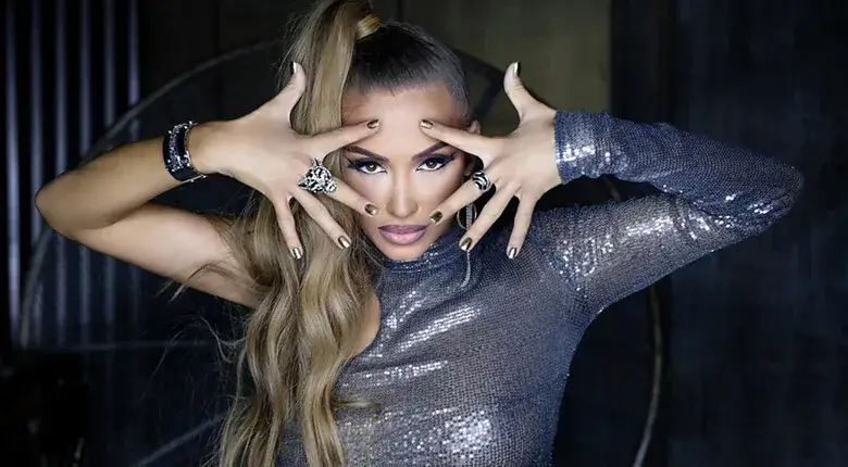 Ариа кара непознати студенти да се целуват