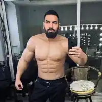 Азис си сложи фалшиви мускули