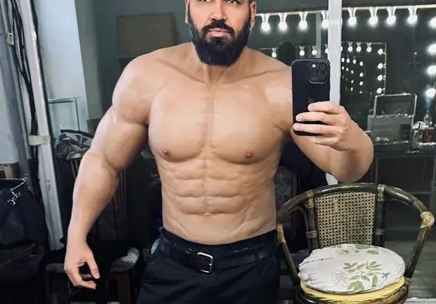 Азис си сложи фалшиви мускули