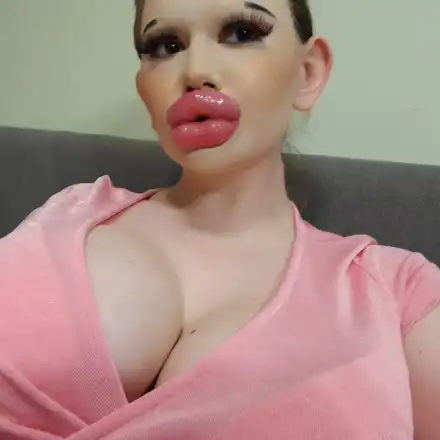 Българката с най-големите устни в света на лов за мъж