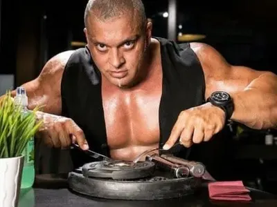 Бивш бодигард на Азис намери майка си, а тя му даде бъбрека си