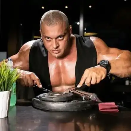 Бивш бодигард на Азис намери майка си, а тя му даде бъбрека си