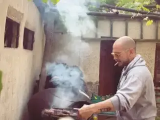 Цитиридис върти мазна скара с цигара