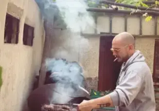 Цитиридис върти мазна скара с цигара