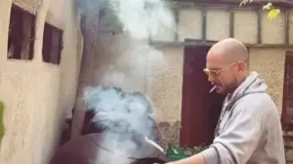 Цитиридис върти мазна скара с цигара