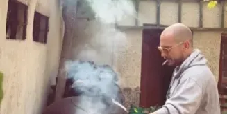 Цитиридис върти мазна скара с цигара