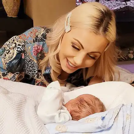 Дете мечта: Бебето на Камелия не плаче нощем