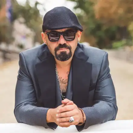 Дичо се друса с хапчета преди да се качи на самолет