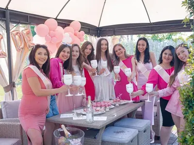 Диво моминско парти за звезда от „Един за друг“