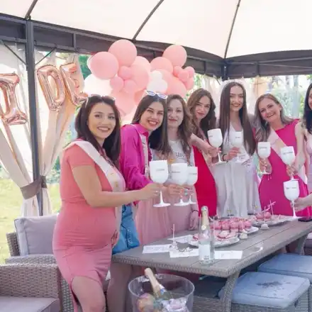 Диво моминско парти за звезда от „Един за друг“