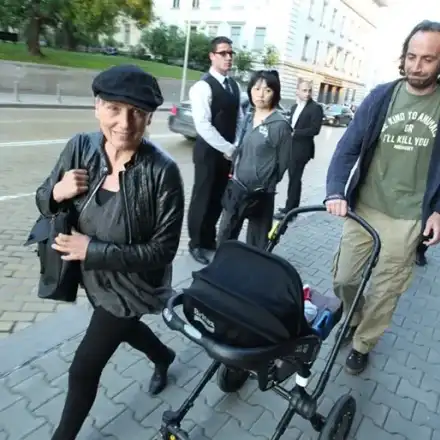 Елена Йончева подкара 60 като самотна майка