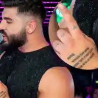 Фики татуира на  ръката си и името  на дъщеря си