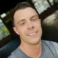 Филип Буков носи женски чорапи