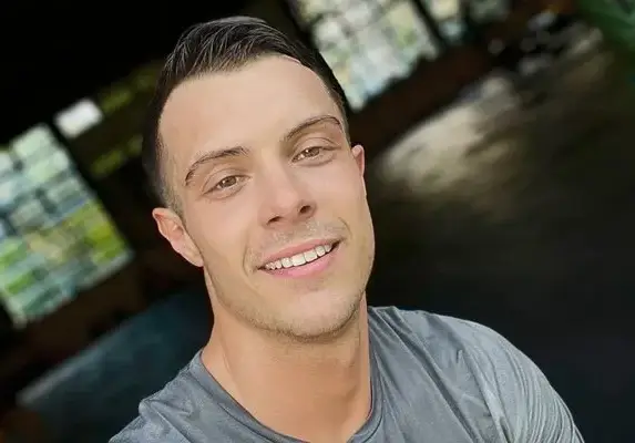 Филип Буков носи женски чорапи