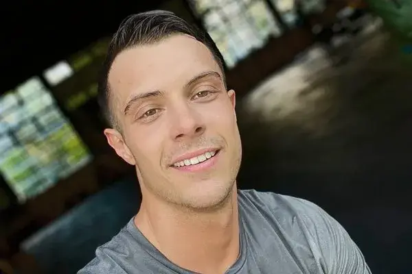 Филип Буков носи женски чорапи