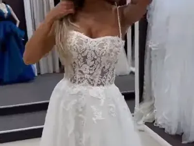 Хайде към олтара: Златка Райкова кръстосва булчинските магазини в Милано (Снимки)