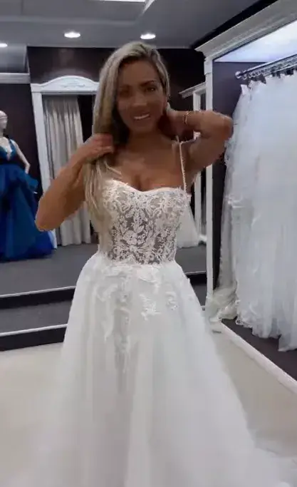 Хайде към олтара: Златка Райкова кръстосва булчинските магазини в Милано (Снимки)