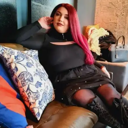 Хич не й пука: Ергенката Пам Велидис захвърли дрехите