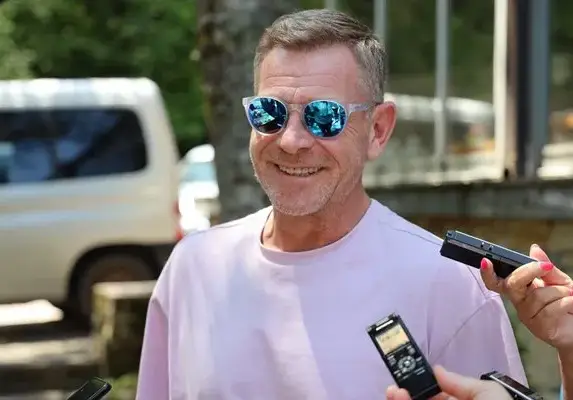 Юлиан Вергов учи немски и свири на китара за първи път за нов филм