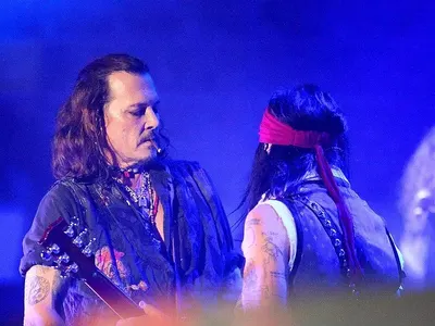 Контузеният Джони Деп и Холивудските вампири побъркаха публиката в „Арена София“ (СНИМКИ)