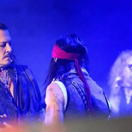 Контузеният Джони Деп и Холивудските вампири побъркаха публиката в „Арена София“ (СНИМКИ)