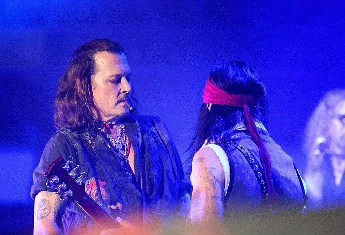 Контузеният Джони Деп и Холивудските вампири побъркаха публиката в „Арена София“ (СНИМКИ)