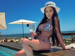 Лейди България се фука с часовник за 100 бона