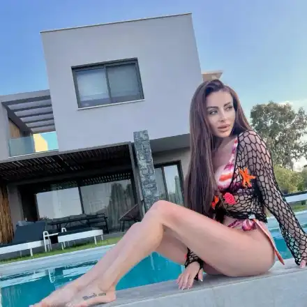 Мариана Маринова изкушава по мрежа край басейн