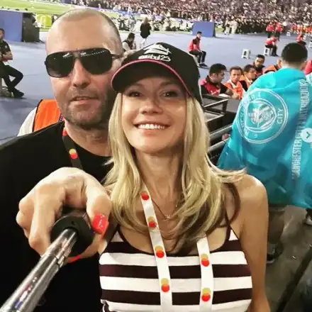 Мария Игнатова издържа мъжа си (Двамата са на меден месец на аванта)