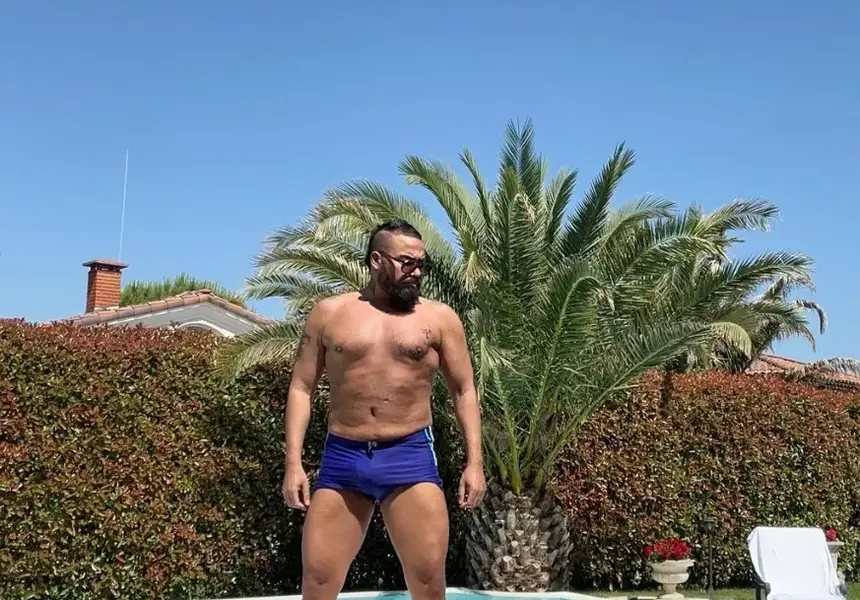 Мускулите на Азис изчезнаха