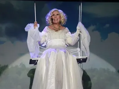 На автомивка: Силвия Кацарова се радва на младо лъвче (Папарашки снимки)