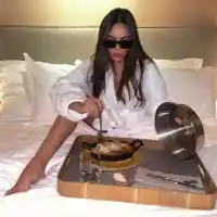 Нелепо: Алисия закусва с тъмни очила