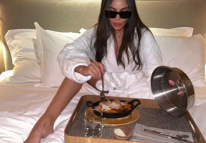 Нелепо: Алисия закусва с тъмни очила