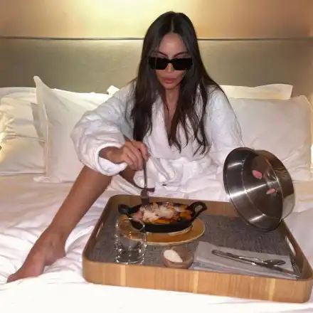 Нелепо: Алисия закусва с тъмни очила