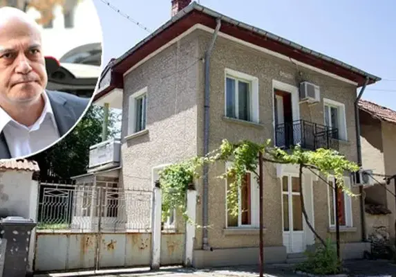 Няма да продават родната къща на Слави, нито ще я събарят