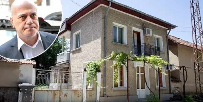 Няма да продават родната къща на Слави, нито ще я събарят
