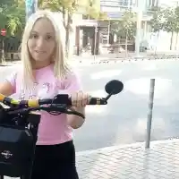 Нова драма с Тротинетката: Гонят я от заведенията във Варна