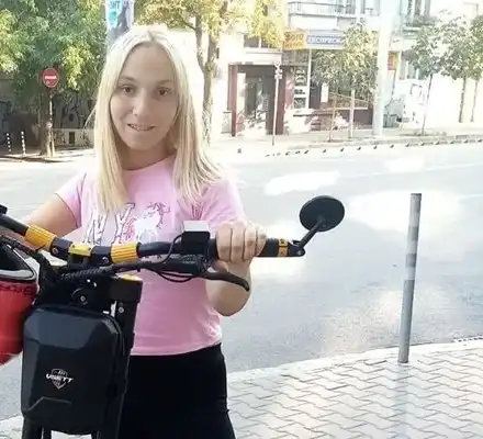 Нова драма с Тротинетката: Гонят я от заведенията във Варна