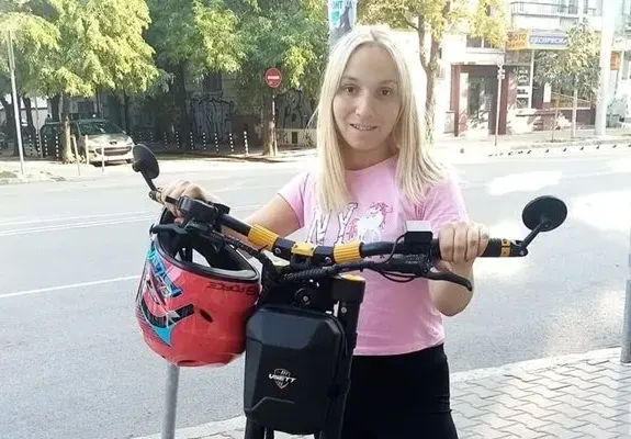 Нова драма с Тротинетката: Гонят я от заведенията във Варна