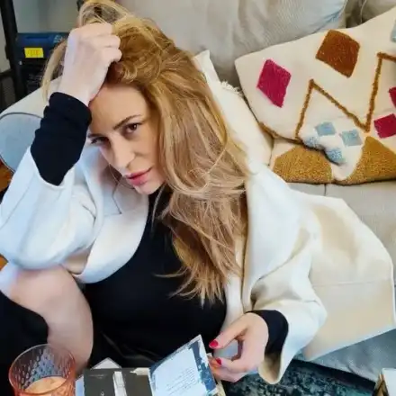 Платена бръмчалка отмъкнала гаджето на Ваня Щерева