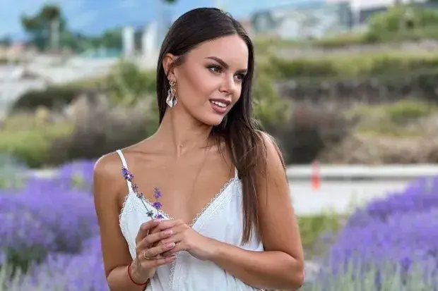 Победителката от „Ергенът“ написа книга