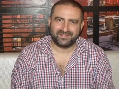 Рапърът Енчев избухна: Вие, боклуци, убихте моя баща!