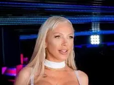 Шок за феновете: Емануела пее по сутиен, показа новите бомби (СНИМКИ)