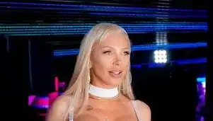 Шок за феновете: Емануела пее по сутиен, показа новите бомби (СНИМКИ)