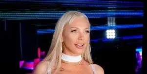 Шок за феновете: Емануела пее по сутиен, показа новите бомби (СНИМКИ)